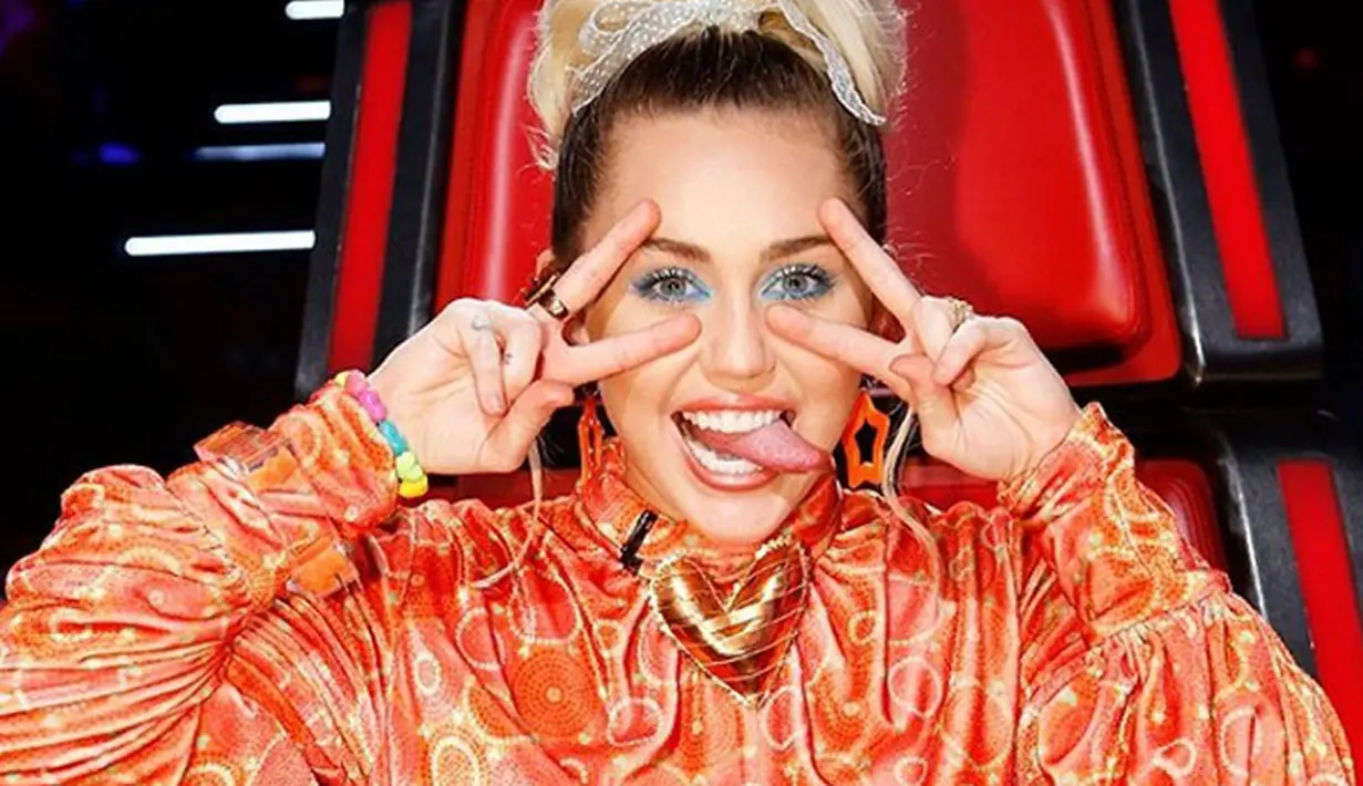 Selalu mengumbar kemesraan, pasangan ini sudah mempunyai rencana untuk melanjutkan hubungannya ke jenjang pernikahan. Walaupun sampai saat ini belum dikabarkan waktu dan tempat yang pasti. (Instagram/Mileycyrus)