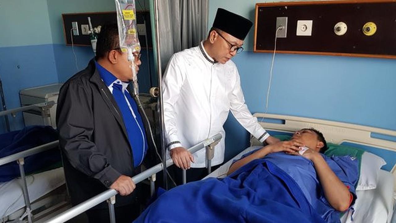 Ketua MPR Zulkifli Hasan menjenguk korban kerusuhan 22 Mei di rumah Sakit Tarakan. (Istimewa)