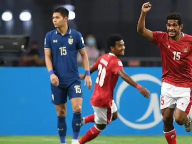 Timnas Indonesia memang kembali gagal jadi yang terbaik di kesempatan keenamnya dalam ajang Piala AFF 2020 lalu. Namun skuat Garuda mampu menampilkan penampilan ciamik hingga partai final, termasuk 4 pemain berikut yang layak untuk bermain di luar negeri. (AFP/Roslan Rahman)