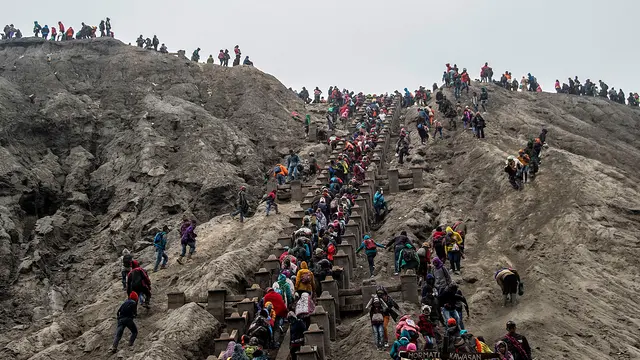 Yadnya Kasada, Ritual Melarung Sajen ke Kawah Gunung Bromo