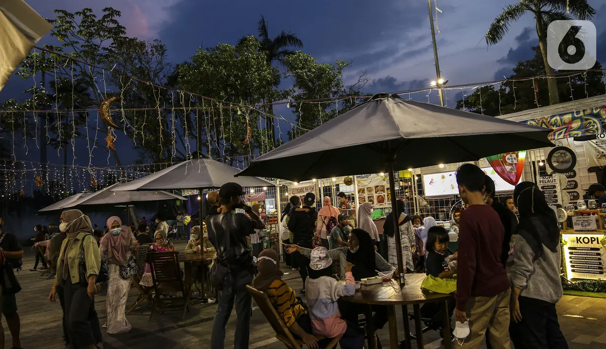 Warga saat berlibur di salah satu mal di Jakarta, Sabtu (15/5/2021). Libur Lebaran dimanfaatkan sebagian warga Jakarta yang tidak dibolehkan mudik untuk berekreasi ke mal. (Liputan6.com/Johan Tallo)