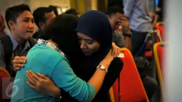 Peserta simulasi berpelukan di landasan terminal 3 Bandara Soekarno - Hatta, Tangerang, (25/2). Kegiatan ini untuk meningkatkan kesiapan dan kewaspadaan pihak Angkasa Pura 2. (Liputan6.com/Faisal R Syam)
