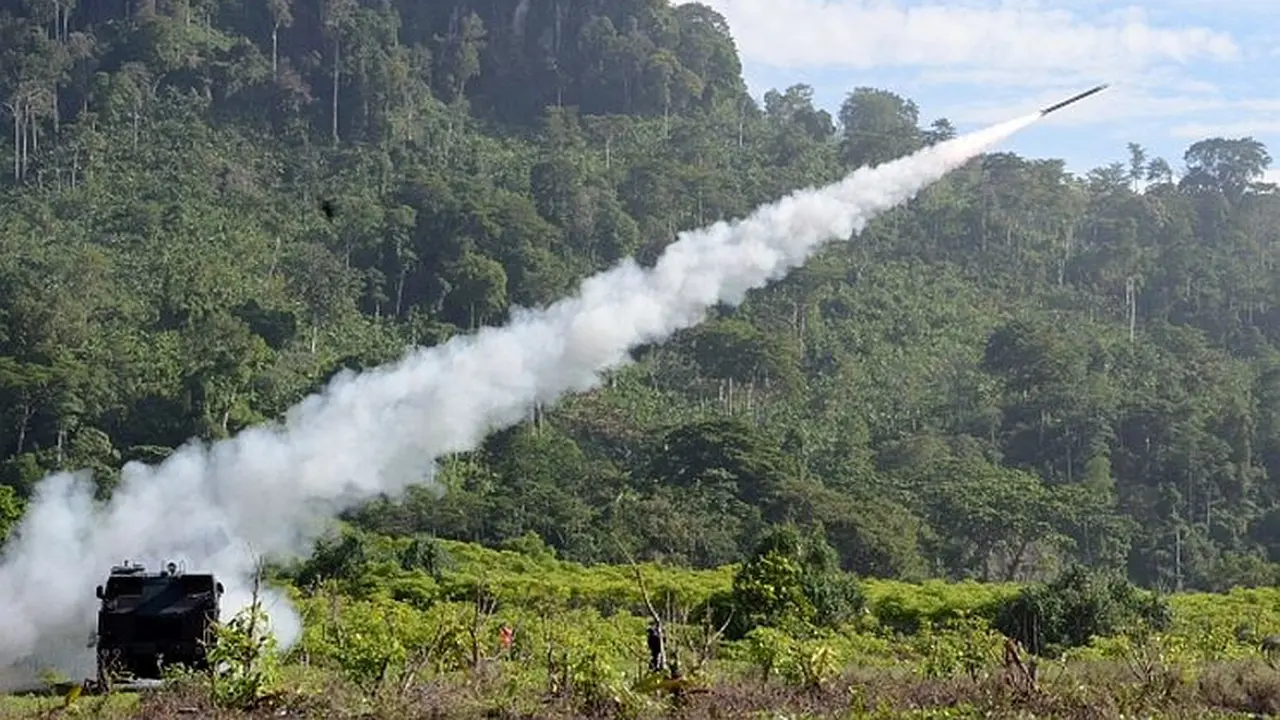 Kendaraan peluncur roket R-Han 122B merupakan kendaraan peluncur roket laras banyak (multiple rocket launcher system-MRLS) karya anak bangsa Indonesia. (Foto: Pindad)