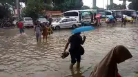 Banjir Setinggi 30 centimeter Menggenangi Terminal Kampung Rambutan, Jakarta Timur pada Rabu (1/1/2020). (Foto: Nanda Perdana Putra/Liputan6.com)