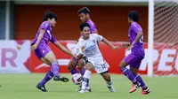 Gelandang Bali United, Kadek Agung (tengah) dikepung pemain Persita Tangerang dalam laga matchday ke-3 Grup D Piala Menpora 2021 di Stadion Maguwoharjo, Sleman, Jumat (2/4/2021). (Bola.com/M Iqbal Ichsan)