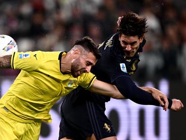 Pemain belakang Lazio Mario Gila (kiri) berebut bola dengan Dusan Vlahovic (Juventus) pada lanjutan Serie A Italia di Stadion Allianz, Turin pada Sabtu 19 Oktober 2024 atau Minggu (20/10/2024) dini hari WIB. (MARCO BERTORELLO/AFP)