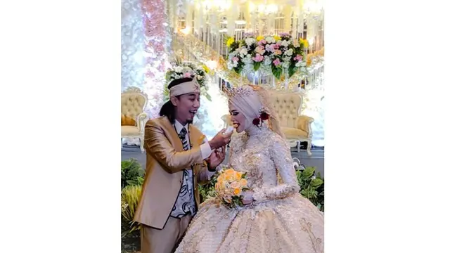Menjadi suami istri, keduanya terlihat romantis dengan saling menyuapi.