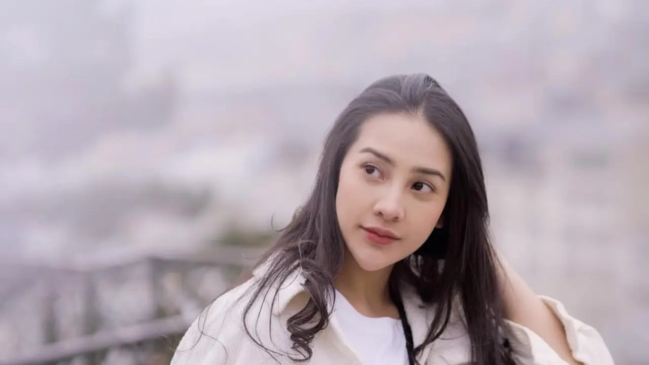 Ke Paris Fashion Week, Ini 7 Gaya Anya Geraldine yang Jadi Sorotan