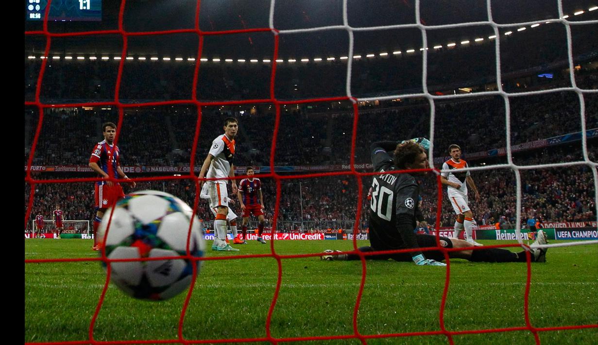 Kiper Shakhtar Donetsk,  Andriy Pyatov gagal menyelamatkan gawangya pada leg kedua 16 besar Liga Champions di Allianz Arena, German (11/3/15). Bayern Munich Menang 7-0 atas Shakhtar Donetsk. (Reuters/Michaela Rehle)