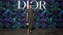 Sementara itu, Karisma Kapoor terlihat elegan dengan dress katun sutra abu-abu. Gaun ini menjadi koleksi Dior Pre Fall 2023 [Dior]