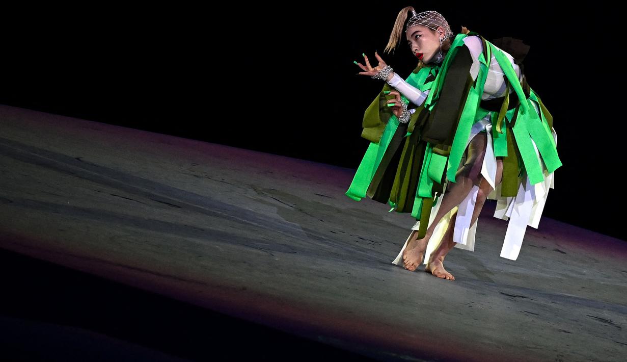 Penari Jepang, Aoi Yamada tampil saat upacara penutupan Olimpiade Tokyo 2020, di Stadion Olimpiade, Tokyo, pada 8 Agustus 2021. (AFP/Permata Samad)