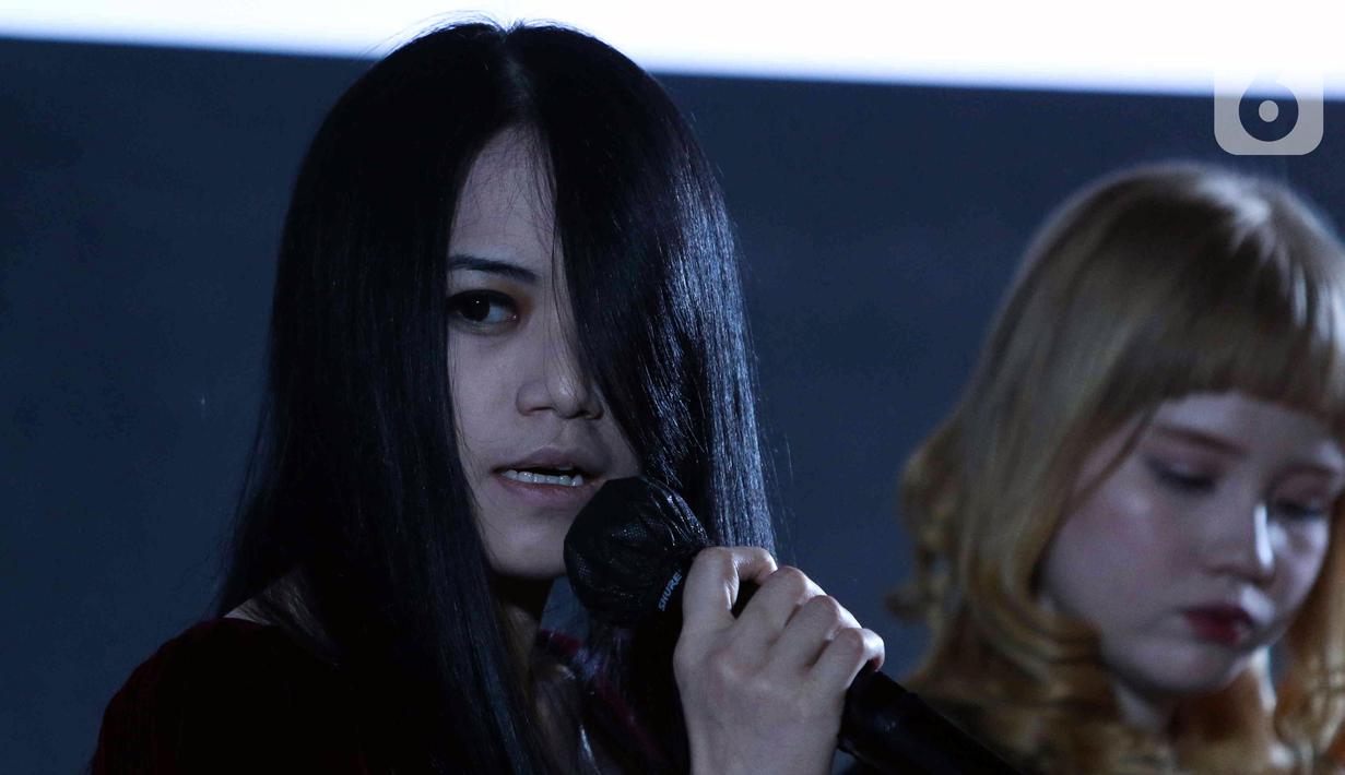 Pemeran film The Sacred Riana 2: Bloody Mary, Riana saat jumpa pers di Jakarta, Kamis (21/7/2022). The Sacred Riana 2: Bloody Mary akan tayang pada 28 Juli 2022. (Liputan6.com/Herman Zakharia)