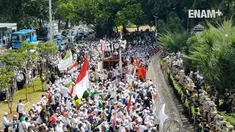 Ribuan Anggota FPI dan simpatisannya berunjuk rasa mengawal pemeriksaan Rizieq Shihab di Mapoda Metro Jaya.