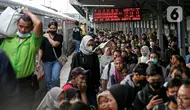 Sementara untuk stasiun Gambir volume penumpang mencapai 14.600 penumpang dengan menggunakan layanan 38 kereta api yang beroperasi. (Liputan6.com/Faizal Fanani)