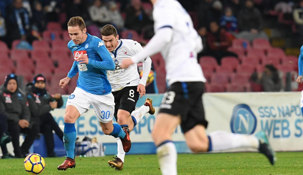 Aksi pemain Napoli, Marko Rog (kiri) melewati adangan pemain Atalanta pada laga perempat final Coppa Italia di San Paolo stadium, Naples, (2/1/2018). Napoli kalah dari Atalanta 1-2. (Ciro Fusco/ANSA via AP)
