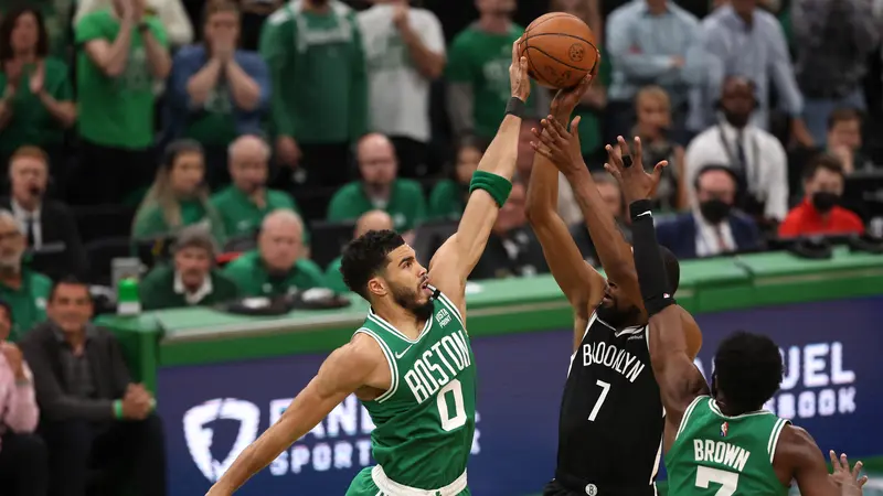 Duet Jayson Tatum dan Jaylen Brown menjaga bintang Brooklyn Nets Kevin Durant