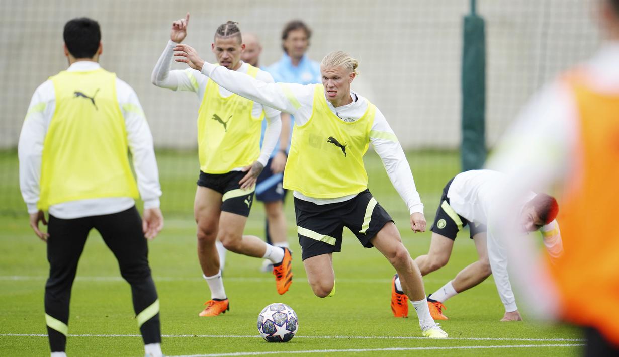 Pemain Manchester City, Erling Haaland, mengikuti sesi latihan jelang laga final Liga Champions di Manchester, Selasa (6/6/2023). Manchester City akan berhadapan dengan Inter Milan di Stadion Olimpiade Ataturk, Turki, Minggu (11/6/2023), Pukul 02.00 WIB. (AP Photo/Jon Super)