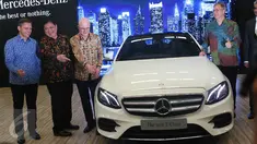 Menperin Airlangga Hartanto serta Dirjen Industri Logam, Mesin, Alat Transpirtasi, dan Elektronika I Gusti Putu Suryawirawan, Presiden & CEO MBDI Roelof Lamberts saat menghadiri peluncuran Mercedes-Benz E-Class, Bogor, Selasa (24/1). (Liputan6.com)