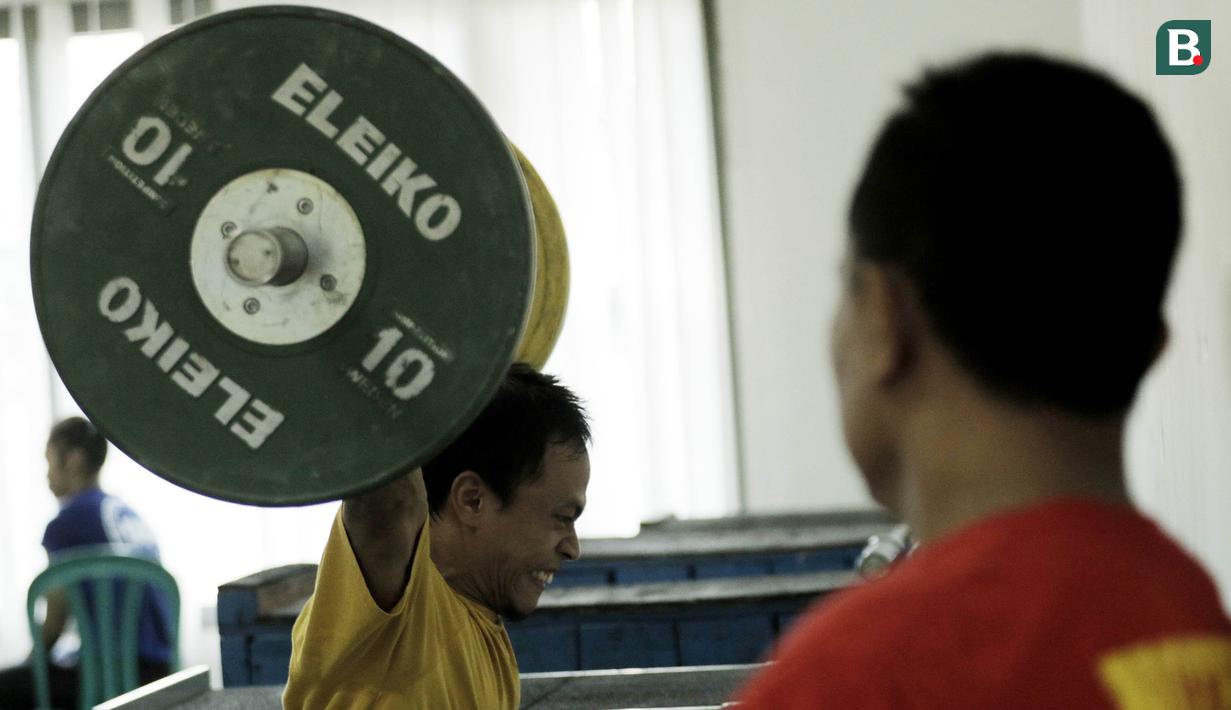 Atlet angkat besi, Surahmat, saat latihan di Pelatnas angkat besi, Jakarta, Rabu (21/3/2018). Latihan tersebut untuk persiapan Asian Games 2018. (Bola.com/M Iqbal Ichsan)