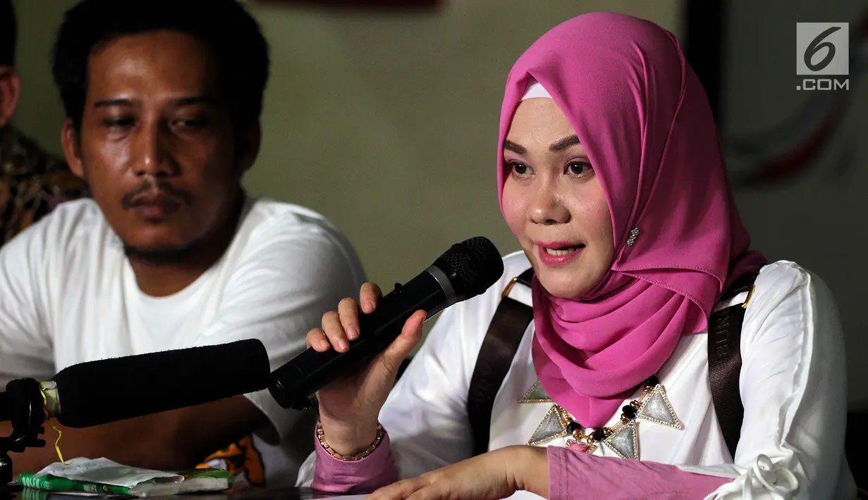Dokter Fiera Lovita saat memberikan keterangan pers, Jakarta, Kamis (1/6). Fiera menjelaskan adanya intimidasi setelah mengunggah postingan di akun media sosial miliknya yang dinilai melecehkan Rizieq Shihab. (Liputan6.com/Johan Tallo)