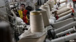 Pekerja memintal benang di Kebayoran, Jakarta, Selasa (5/7/2022). Pabrik benang yang berdiri sejak tahun 1970-an tersebut dapat memproduksi 100 kilogram benang dalam sehari dan dipasarkan ke berbagai daerah di Indonesia. (Liputan6.com/Johan Tallo)