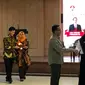 Calon Paskibraka Nasional 2019 asal Kepulauan Riau, Wiwik Yulianti, dapat kejutan dari Menpora Imam Nahrawi. (Foto: Ratu Annisaa/Liputan6.com)