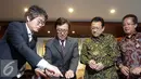  Ketua DPD Irman Gusman (kedua kanan) dan President of GNB Biotech Seoul National University Korea Young Joon Ahn (kedua kiri) saat ingin menandatangani kerjasama riset malaria di Komplek Parlemen Senayan, Jakarta, Rabu( 6/4). (Liputan6.com/Johan Tallo)