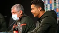 Penyerang Portugal Cristiano Ronaldo memberikan keterangan dalam konferensi pers jelang laga melawan Hungaria dalam Euro 2020 di Puskas Arena, Budapes, Senin, 14 Juni 2021. (Handout / UEFA / AFP)