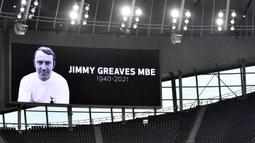 Jimmy Greaves. Striker asal Inggris ini pensiun bersama Woodford Town pada 1980 dan belum lama wafat pada 19 September 2021 lalu. Ia adalah top skor sepanjang masa bagi Tottenham Hotspur dengan koleksi 268 gol dari total 381 laga dalam rentang 1961/1962 hingga 1969/1970. (AFP/Justin Tallis)