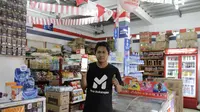 Waryanto, seorang pemilik warung dari Banten, telah berhasil mengubah warungnya menjadi toko modern yang menjual produk fisik dan virtual sejak menggunakan Mitra Bukalapak pada 2018. (Foto: Bukalapak)
