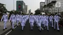 Barisan anggota Paskibraka memeriahkan Kirab Merah Putih di Jakarta, Minggu (28/8/2022). Sebanyak 50.000 orang membentangkan bendera merah putih sepanjang 1.700 meter dari kawasan Monas hingga Bundaran Hotel Indonesia dalam rangka memperingati HUT ke-77 Kemerdekaan Republik Indonesia bertemakan 'Pulih Lebih Cepat, Bangkit Lebih Kuat. (Liputan6.com/Johan Tallo)