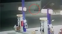 Penampakan misterius diduga alien di pom bensin Peru. (Daily Mail)
