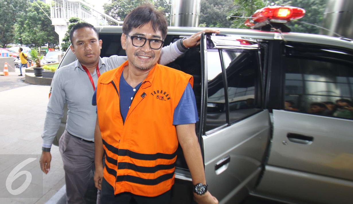 Andi Zulkarnaen Mallarangeng alias Choel Mallarangeng setibanya di Gedung KPK, Jakarta, Selasa (14/2). Tersangka kasus dugaan korupsi proyek Hambalang itu menjalani pemeriksaan perdana setelah resmi menjadi tahanan KPK. (Liputan6.com/Helmi Afandi)