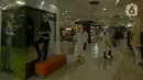 Petugas PMI melakukan penyemprotan cairan disinfektan di pusat perbelanjaan Sarinah, Jakarta Pusat, Selasa (17/3/2020). PMI melakukan penyemprotan disinfektan di sejumlah tempat seperti pasar, perkantoran, terminal dan tempat ibadah untuk mencegah penyebaran COVID-19.  (merdeka.com/Imam Buhori)