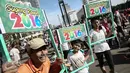 Sejumlah warga membawa papan bertulisan Happy New Year saat Car Free Day di sekitar Bunderan HI, Jakarta, Minggu (3/1/2016). Minggu pertama Tahun baru 2016 car free day ramai dipadati warga Jakarta. (Liputan6.com/Faizal Fanani)