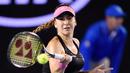 Petenis Swiss, Belinda Bencic saat melakukan forehand ke arah petenis Ukraine, Kateryna Bondarenko pada hari ke-5 turnamen tenis Australian Open 2016, di Melbourne, Jumat (22/1/2016). (AFP/Greg Wood)