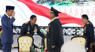 Presiden Joko Widodo (kiri) sesaat sebelum menganugerahkan kenaikan pangkat secara Istimewa berupa Jenderal TNI Kehormatan kepada Menteri Pertahanan Prabowo Subianto pada acara Rapim TNI-Polri 2024 di Mabes TNI, Jakarta, Rabu (28/2/2024). (Liputan6.com/Herman Zakharia)