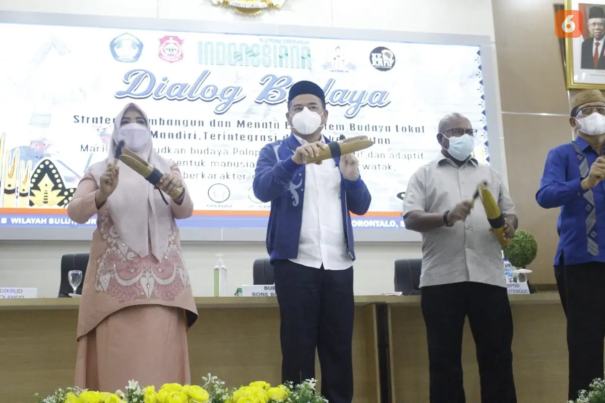 Bupati Bone Bolango Hamim Pou bersama Kepala Balai Pelestarian Nilai dan Budaya Sulut, Apolos Marisan didampingi Kepala Dinas Pendidikan Bonebol Marni Nisabu (Arfandi Ibrahim/Liputan6.com)