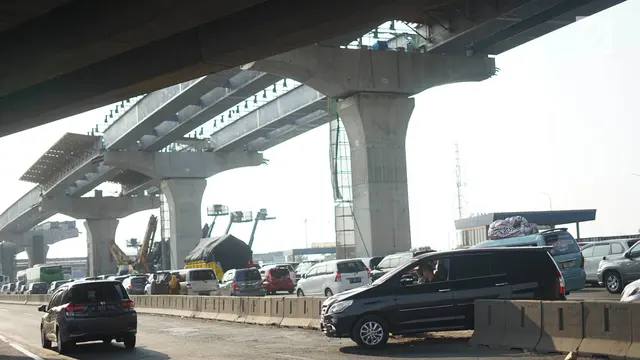 Pemudik Terobos Pembatas Tol di Cikarang