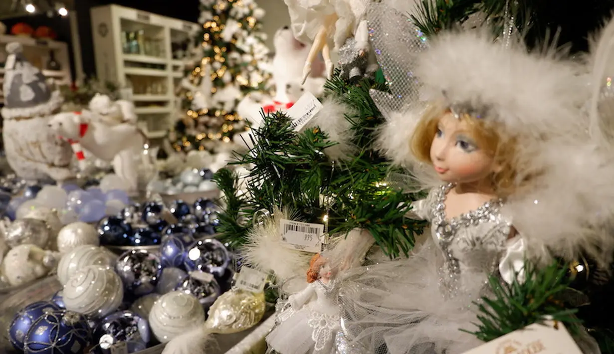 Pasar Natal menjual pernak-pernik Natal, termasuk hiasan pohon Natal. Hiasan pohon Natal beraneka macam dari mulai bertema White Christmas hingga yang terkesan imut. (Liputan6.com/Unoviana Kartika Setia)