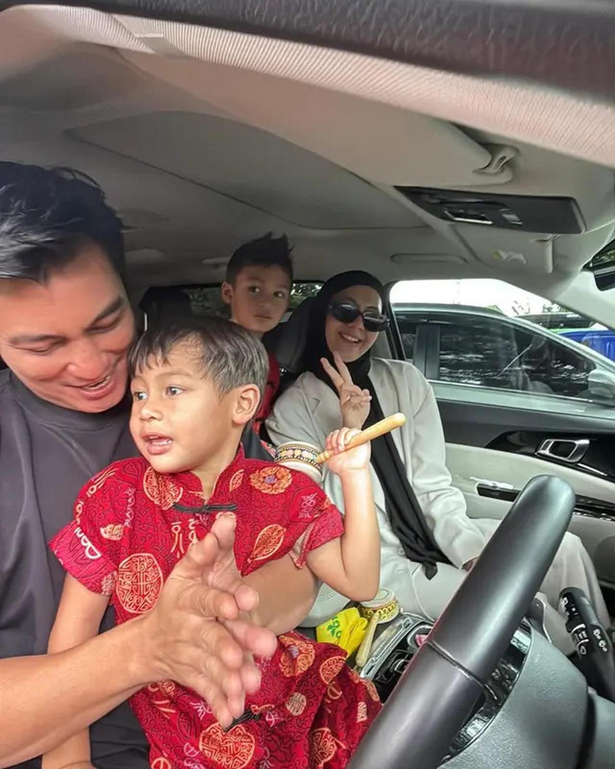 Masih Proses Cerai, Ini 6 Potret Baim Wong dan Paula Kompak Urus Anak di Hari Imlek