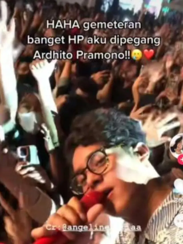 Momen Ardhito Pramono merekam momen konser dengan ponsel penonton. (TikTok @_kaprikornus)