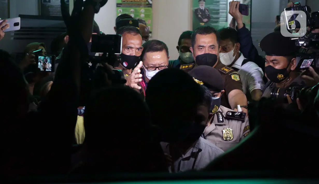 Terpidana kasus pembalakan liar dan perusakan alam, Adelin Lis (tengah) usai rilis penahanan di Gedung Penerangan Kejaksaan Agung, Jakarta, Sabtu (19/6/2021). Adelin Lis ditangkap di Singapura dan dipulangkan ke Indonesia setelah buron selama 13 tahun. (Liputan6.com/Helmi Fithriansyah)