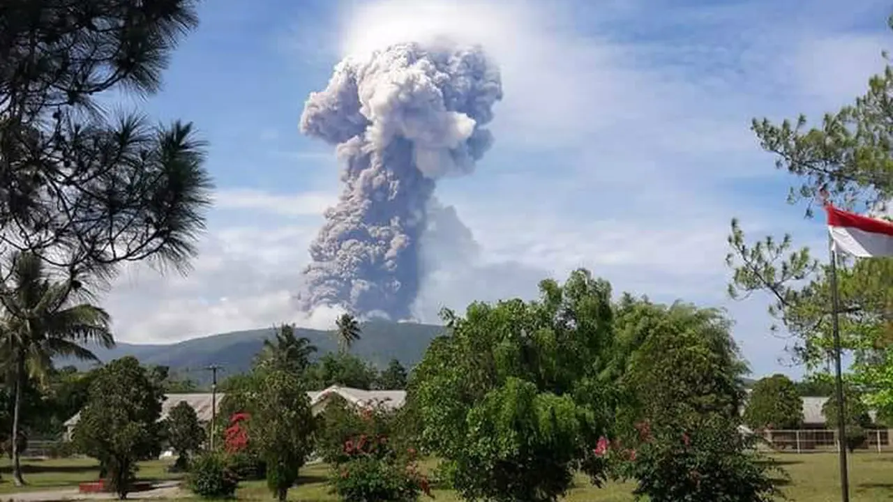 Gunung Soputan meletus