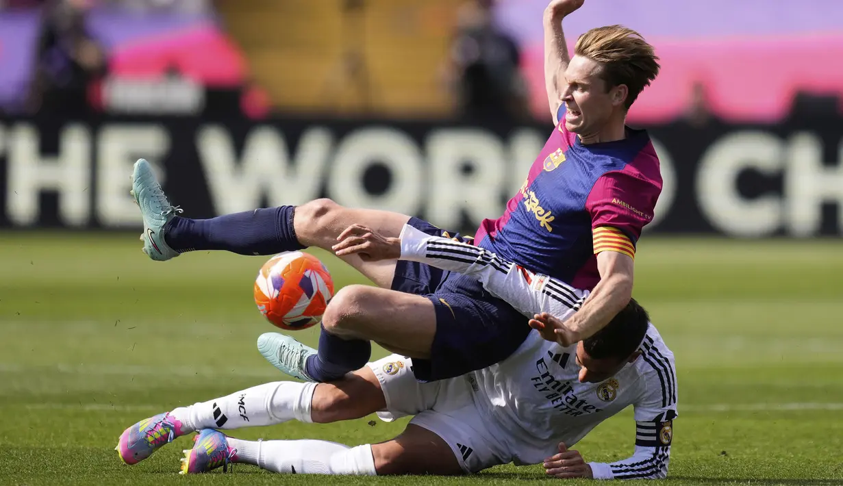 Pemain Barcelona, Frenkie De Jong (atas) berebut bola dengan pemain Real Madrid, Lucas Vazquez dalam laga lanjutan Liga Spanyol 2024/2025 di Estadi Olimpic Lluis Companys, Barcelona, Spanyol, Minggu (11/05/2025) waktu setempat. (AP Photo/Jose Breton)