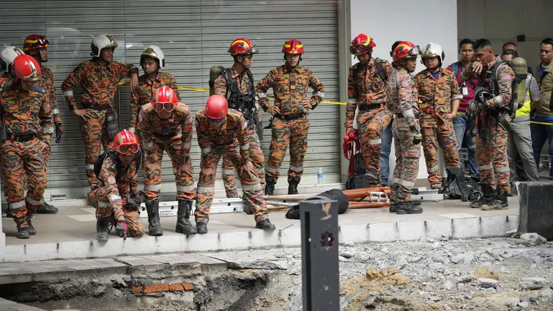 Sinkhole di Jalan Masjid India, Kuala Lumpur, Malaysia. (AP/ Vincebt Thian)