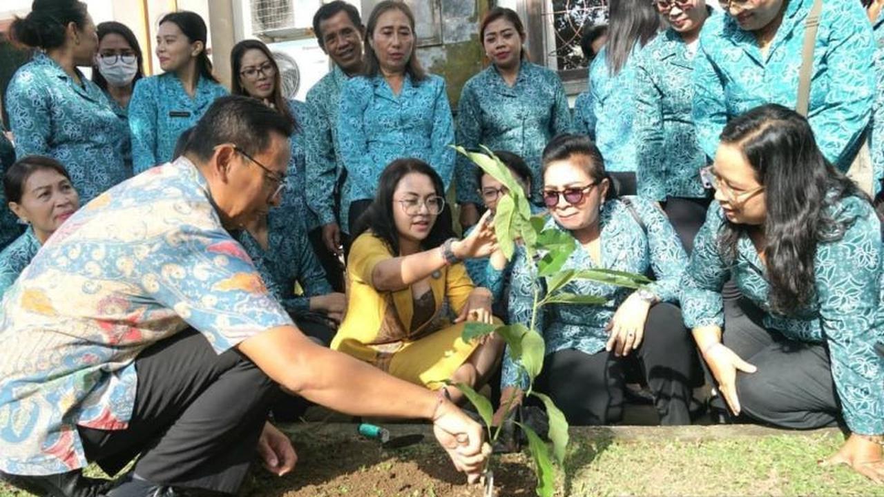 TP PKK Badung Gencarkan Gerakan Hatinya PKK Melalui Distribusi Bibit Tanaman