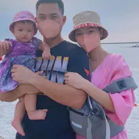 Melalui akun Instagram pribadinya, Zaskia Gotik mengaku sudah kangen berlibur ke Pulau Bali. Untuk mengobatinya, ia bersama sang suami pun liburan ke pantai yang dekat rumahnya. (Foto: Instagram.com @zaskia_gotix)