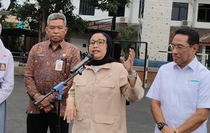 Wakil Kepala Badan Gizi Nasional (BGN) Nanik S Deyang (tengah) saat berada di SMKN 1 Jakarta sekaligus menandai operasional perdana Program MBG di tahun 2026. (Foto: Liputan6.com/Rio Ferdinand Muhammad).