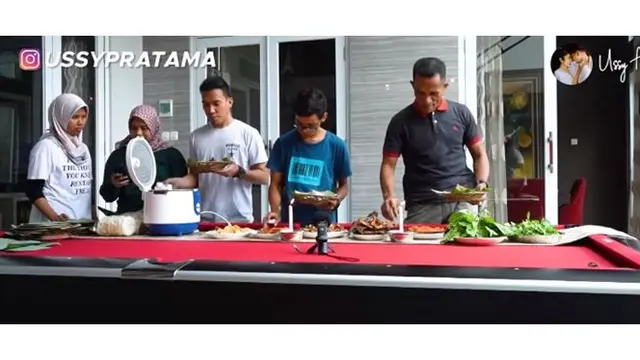 Ussy memasak berbagai macam makanan, mulai dari ikan, cumi pete, tahu dan tempe goreng. Karyawannya mengambil makan secara bergiliran.